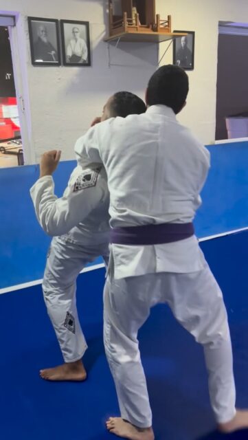 Passar adiante os fundamentos básicos é fundamental para o aprendizado do Jiu-Jitsu e todas as suas variáveis, que ele propicia a cada aluno.
E você, gostaria de receber mais esse tipo de conteúdo? 💪
#jiujitsu #gratidão #constantinojiujitsu #jiujitsumarajoarasp #espacodojo