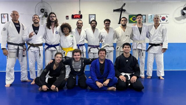Aula para iniciantes🥋🥋

“Juntos somos mais fortes”
@alexconstantinojj @josenirbjj
