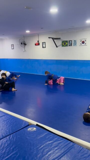 Ensinando não somente técnicas, mas ajudando a construir a confiança deles 🥋

#constantinojiujitsu 
#espacodojo