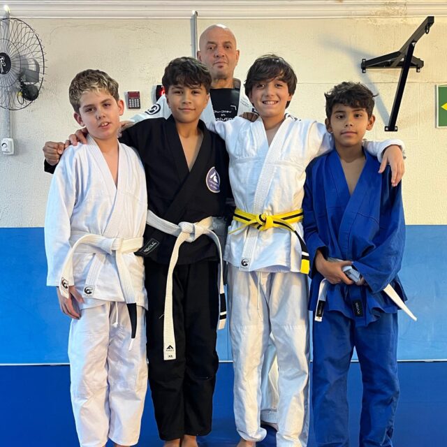 Molecada crescendo em um ambiente onde todos somos uma família 🥋

@pedrosobral.funcional 
@carlao.spartanojiujitsu 

#constantinojiujitsu 
#espacodojo