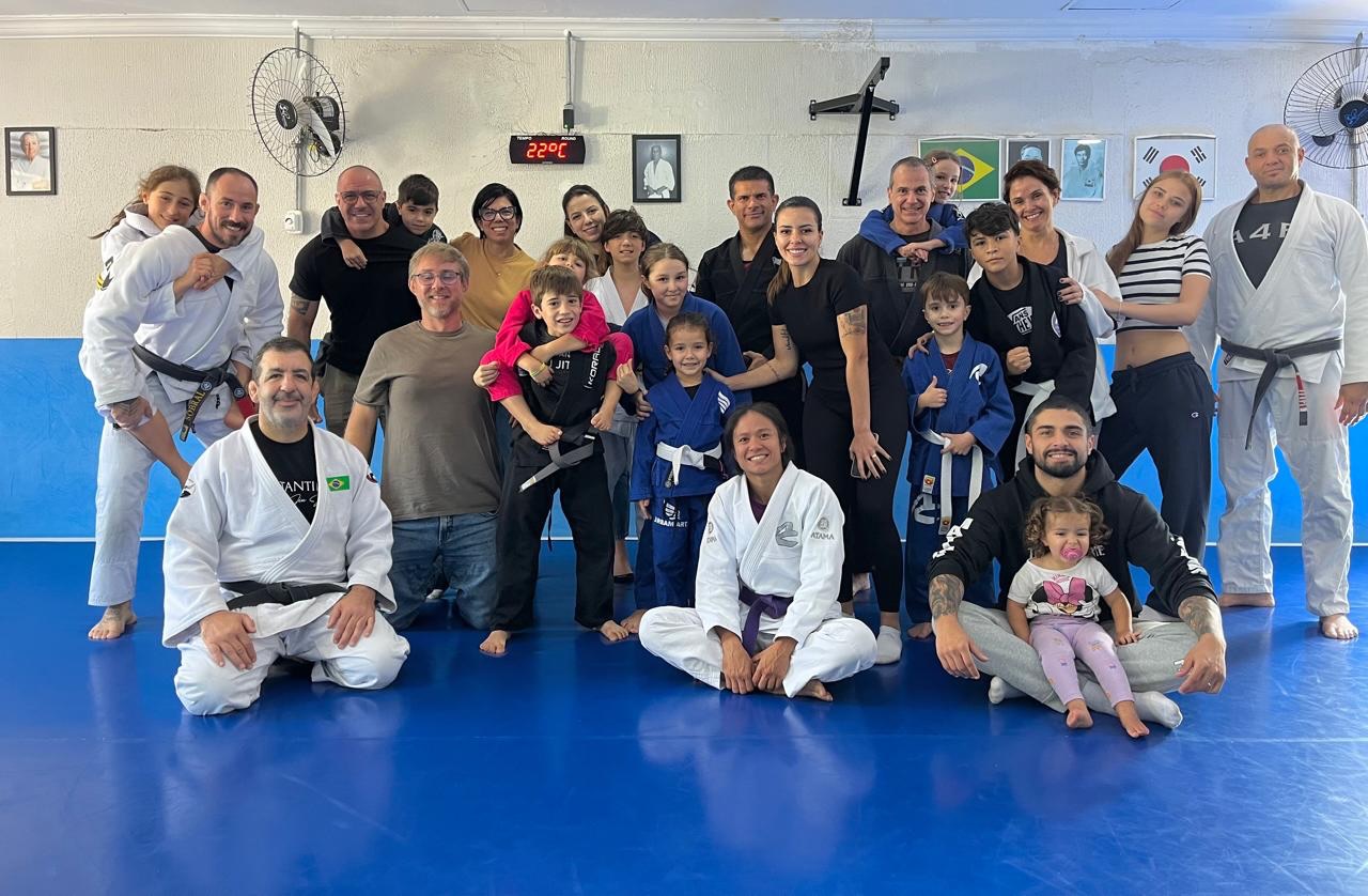 Sábado com o coletivo das crianças e com os pais 🥋👏

@carlao.spartanojiujitsu @pedrosobral.funcional 
@lbertezi @dagreschmid @dri_schmid @bruno.omeiri @fegappo @bruno.gatti
@danikanas 

#constantinojiujitsu 
#espacodojo