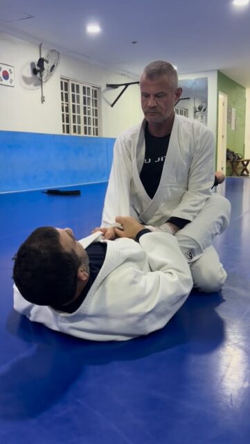 Conquistar a lateral sem arrancar a pegada ,finalizando com arm Lock