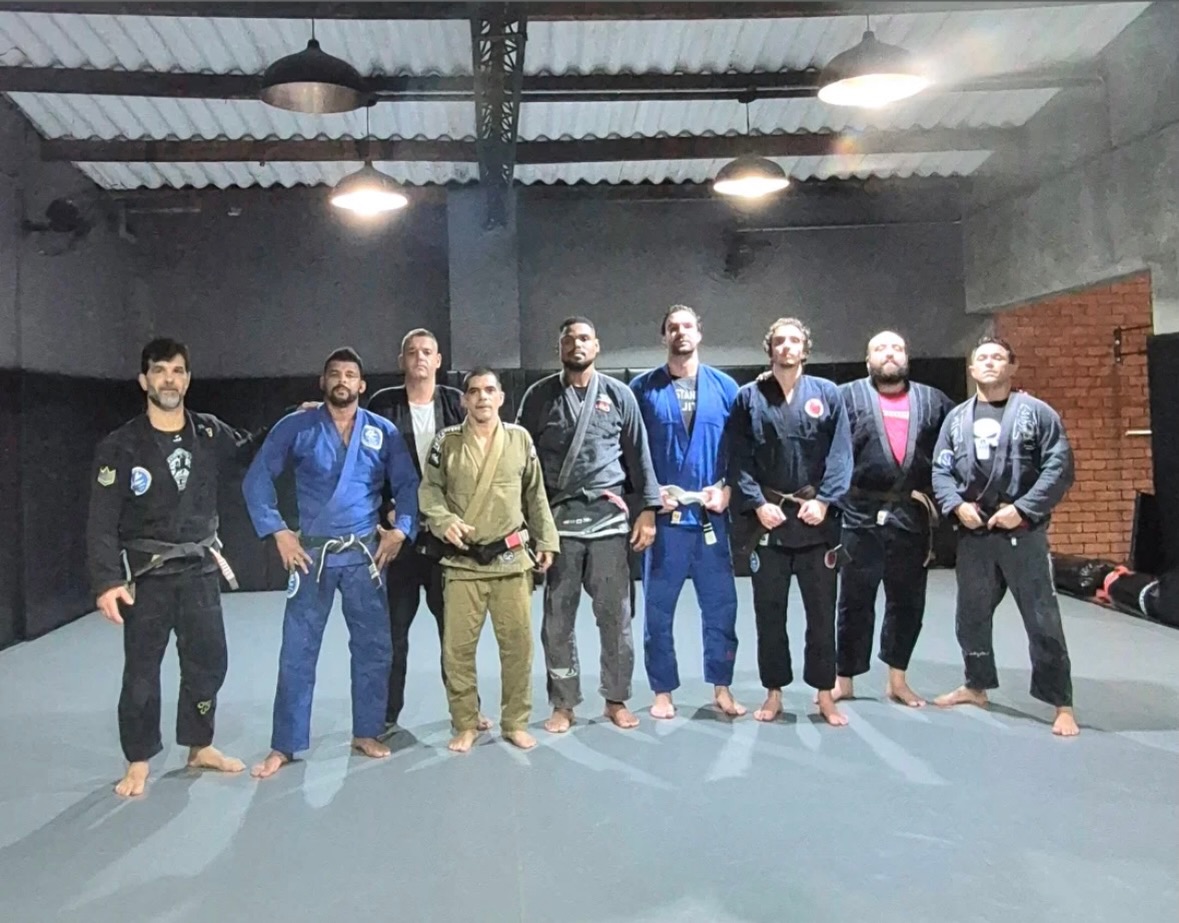 Professor @alexconstantinojj e seus alunos 🥋