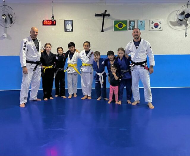 Melhor coisa é vê los com esse sorriso no final da aula 🥋

@carlao.spartanojiujitsu 
@pedrosobral.funcional 

#constantinojiujitsu 
#espacodojo