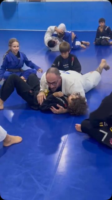 Aprendendo junto com eles 👏👏🙏
@pedrosobral.funcional
#constantinojiujitsu #espacodojo