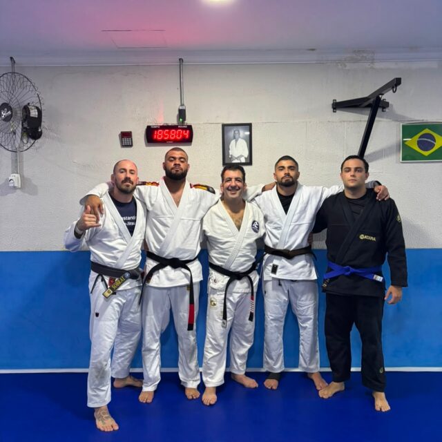 Parabéns ao novos graduados 👏👏👏

Novos desafios e aprendizados 🥋

@danilovieiragaviao 
@bruno.omeiri 
@pedro.frigo 

#constantinojiujitsu 
#espacodojo