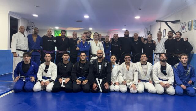 Nossa sexta é assim 🥋🙏
Muito sparring e muita resenha
#constantinojiujitsu #espacodojo #gratidāo