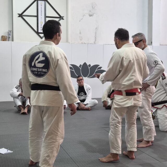 Sábado com muita alegria e gratidão de estar no Dojô do meu professor @mastermuradi  comemorando seus 50 anos de Jiu -Jitsu , onde comecei a minha jornada em 1990 .

Fiz grandes amigos e estar juntos no .
mesmo Tatame é como se o tempo não tivesse passado , como se fosse ontem

@danikanas gostei muito que você pode conhecer e vivenciar um pouco dessa energia 

Obrigado mestre por tudo e vida longa para o Senhor 

#lotusclub 
#constantinojiujitsu 
#espacodojo
